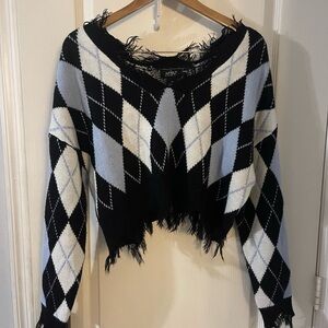 Chic Argyle V-Neck Cropped Sweater with Frayed Hem